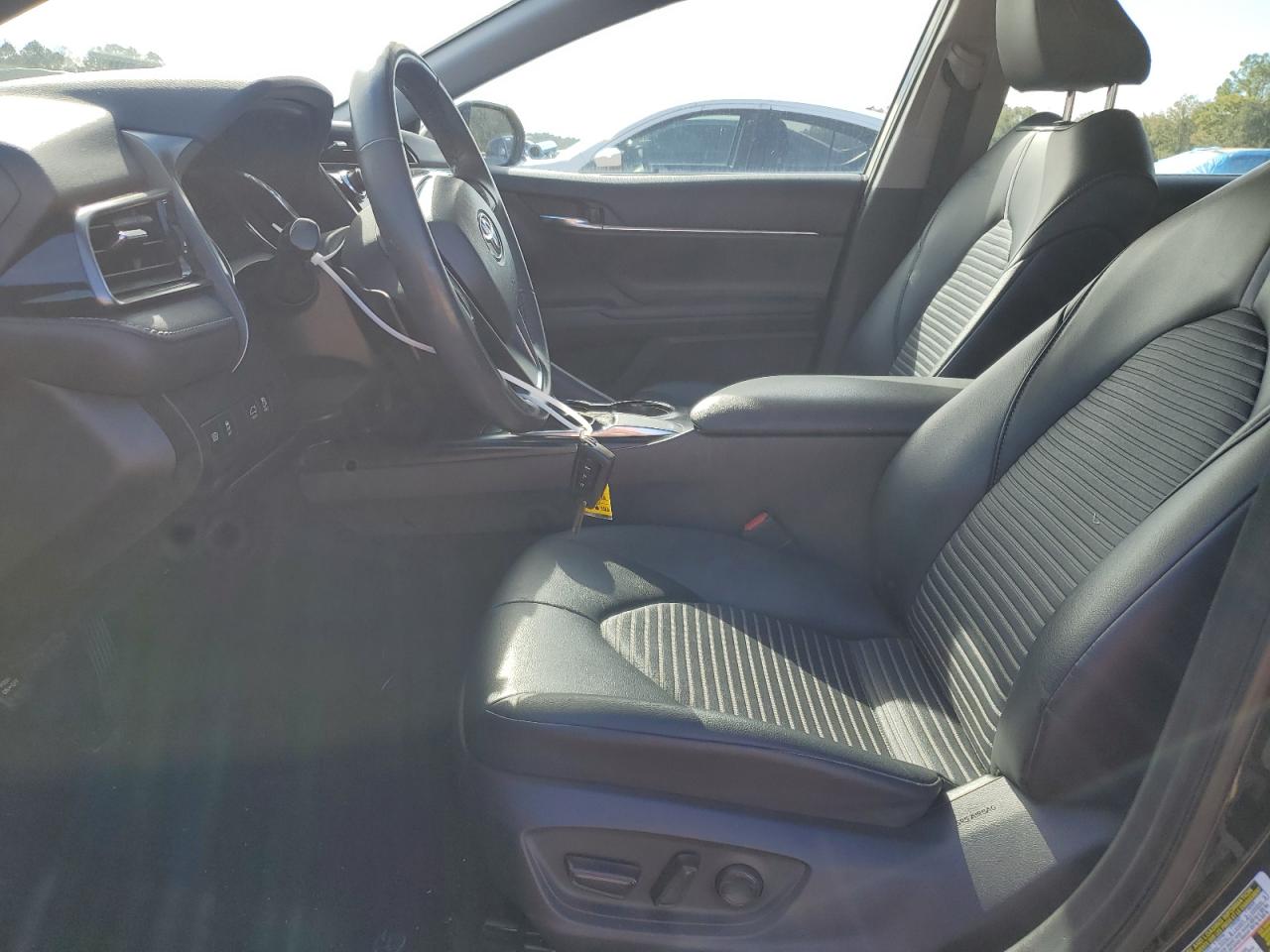 Toyota Camry Se Image 11