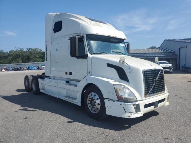  Salvage Volvo Vn