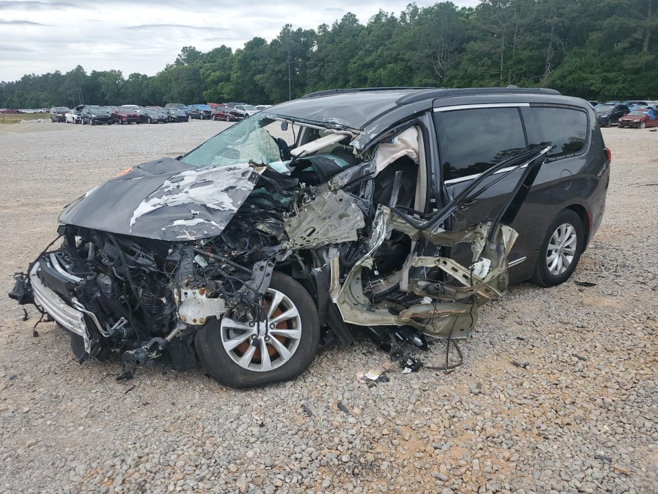 Chrysler Pacifica Touring L Image 1