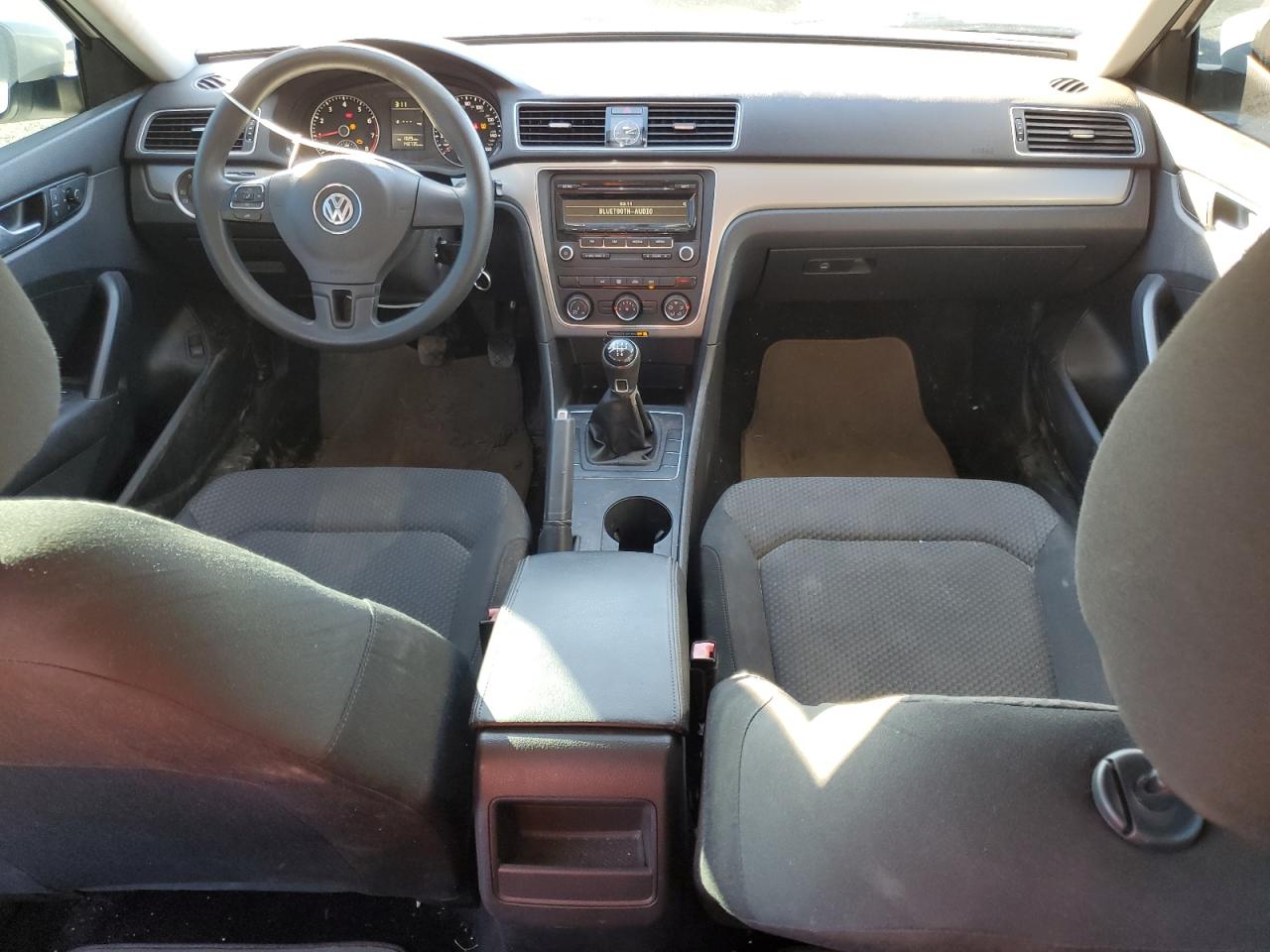 Volkswagen Passat S Image 12