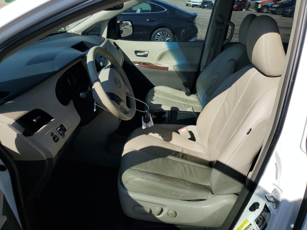 Toyota Sienna Xle Image 3