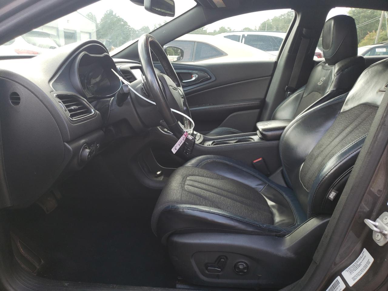 Chrysler 200 S Image 3