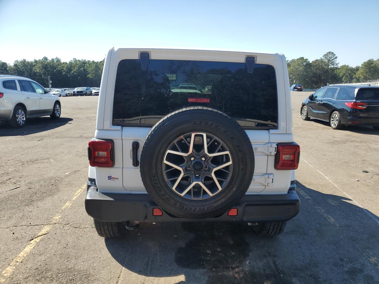 Jeep Wrangler Sahara Image 12