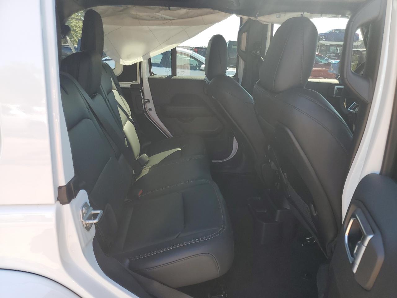 Jeep Wrangler Sahara Image 11