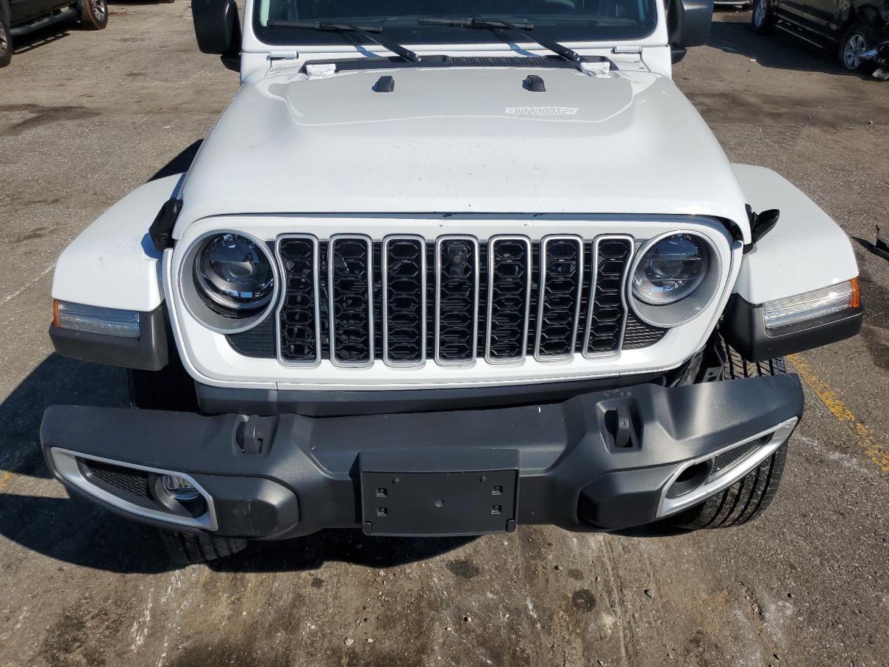 Jeep Wrangler Sahara Image 10