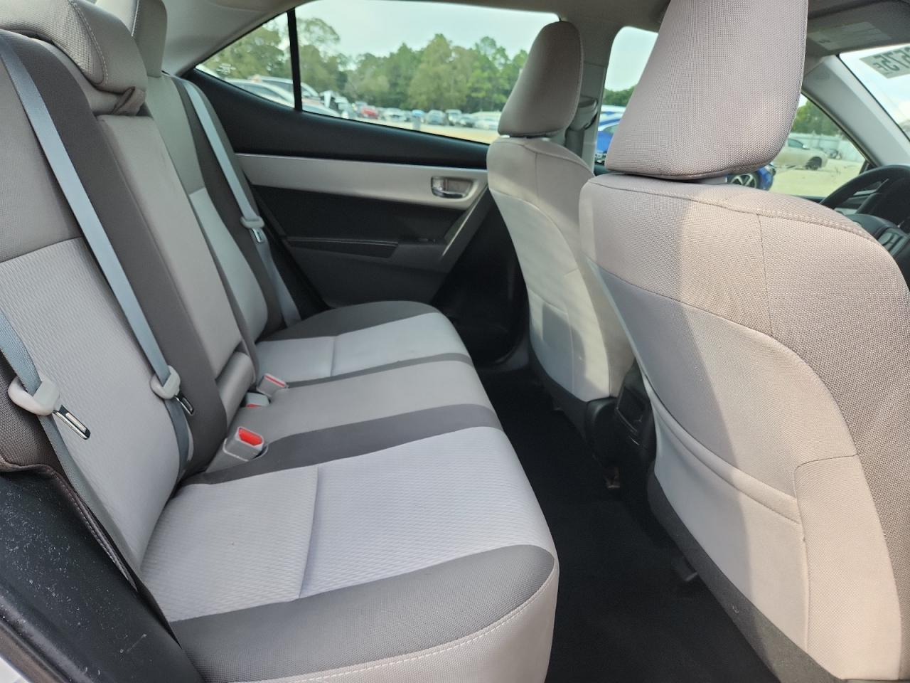 Toyota Corolla L Image 11