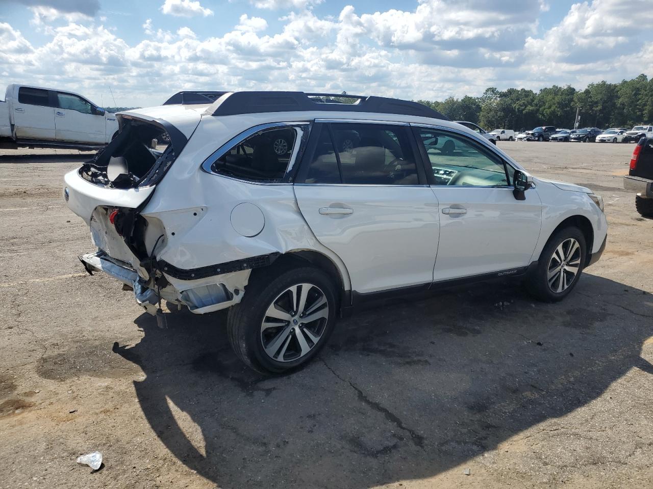 Subaru Outback 2.5i Limited Image 3