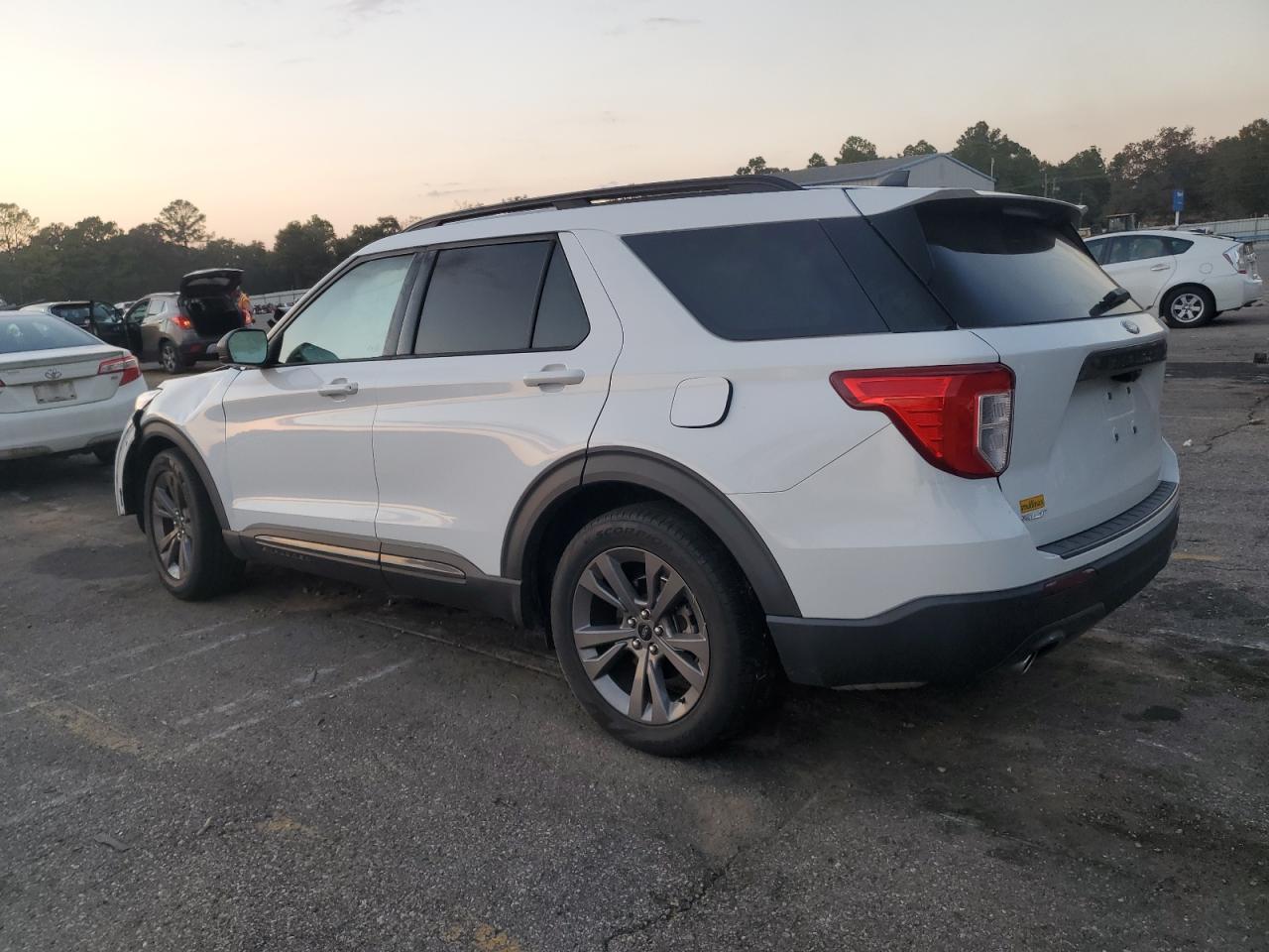 Ford Explorer Xlt Image 2