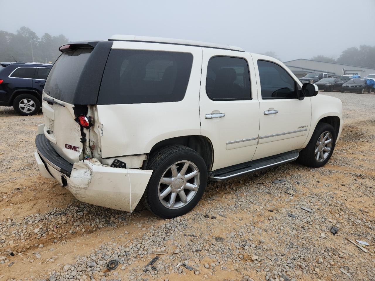 GMC Yukon Denali Image 4