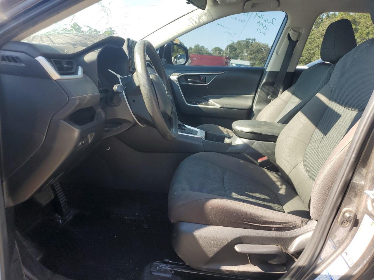 Toyota RAV4 Le Image 10