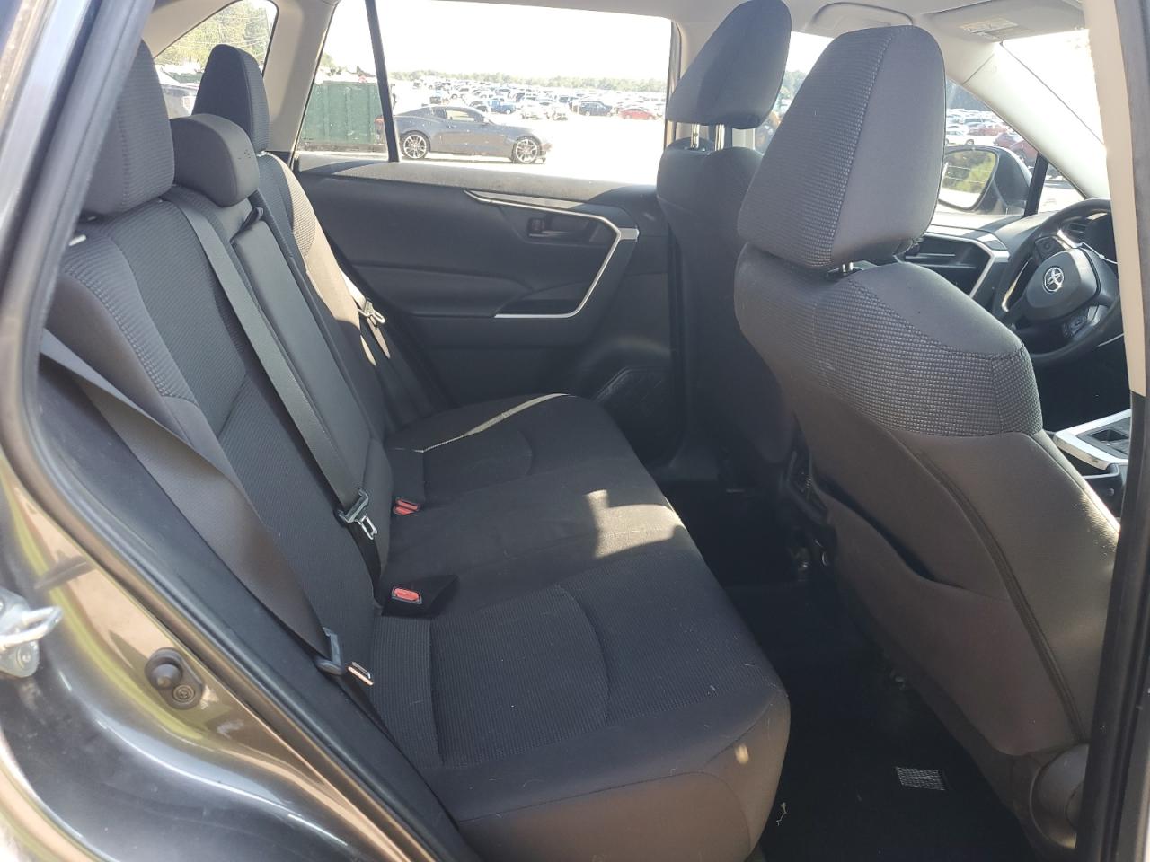 Toyota RAV4 Le Image 4