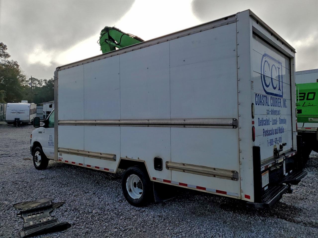 Ford Econoline E350 Super Duty Cutaway Van Image 2