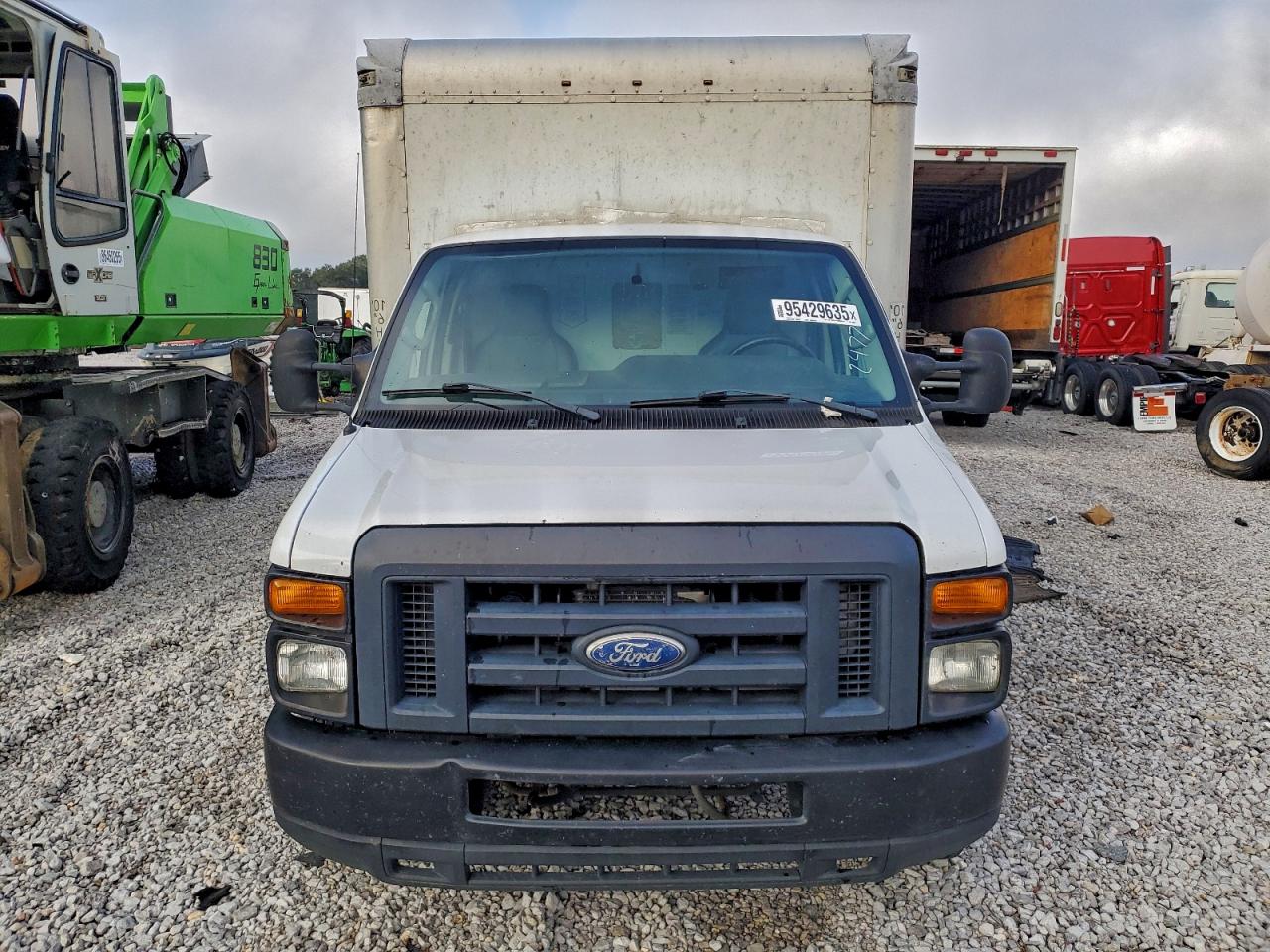 Ford Econoline E350 Super Duty Cutaway Van Image 4