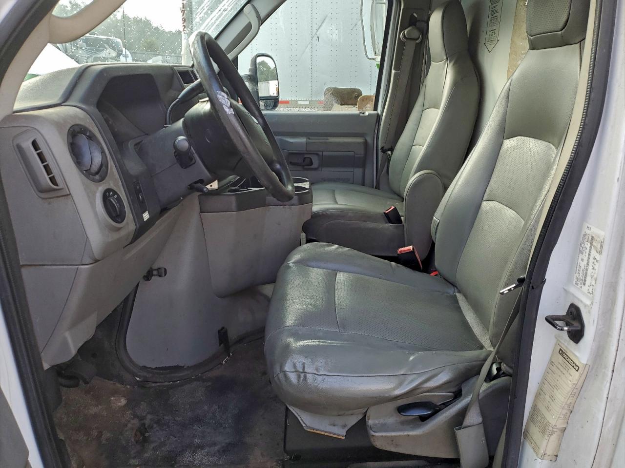 Ford Econoline E350 Super Duty Cutaway Van Image 8