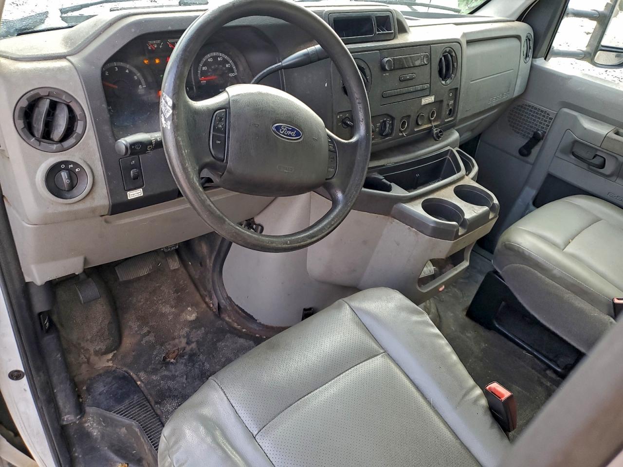 Ford Econoline E350 Super Duty Cutaway Van Image 7