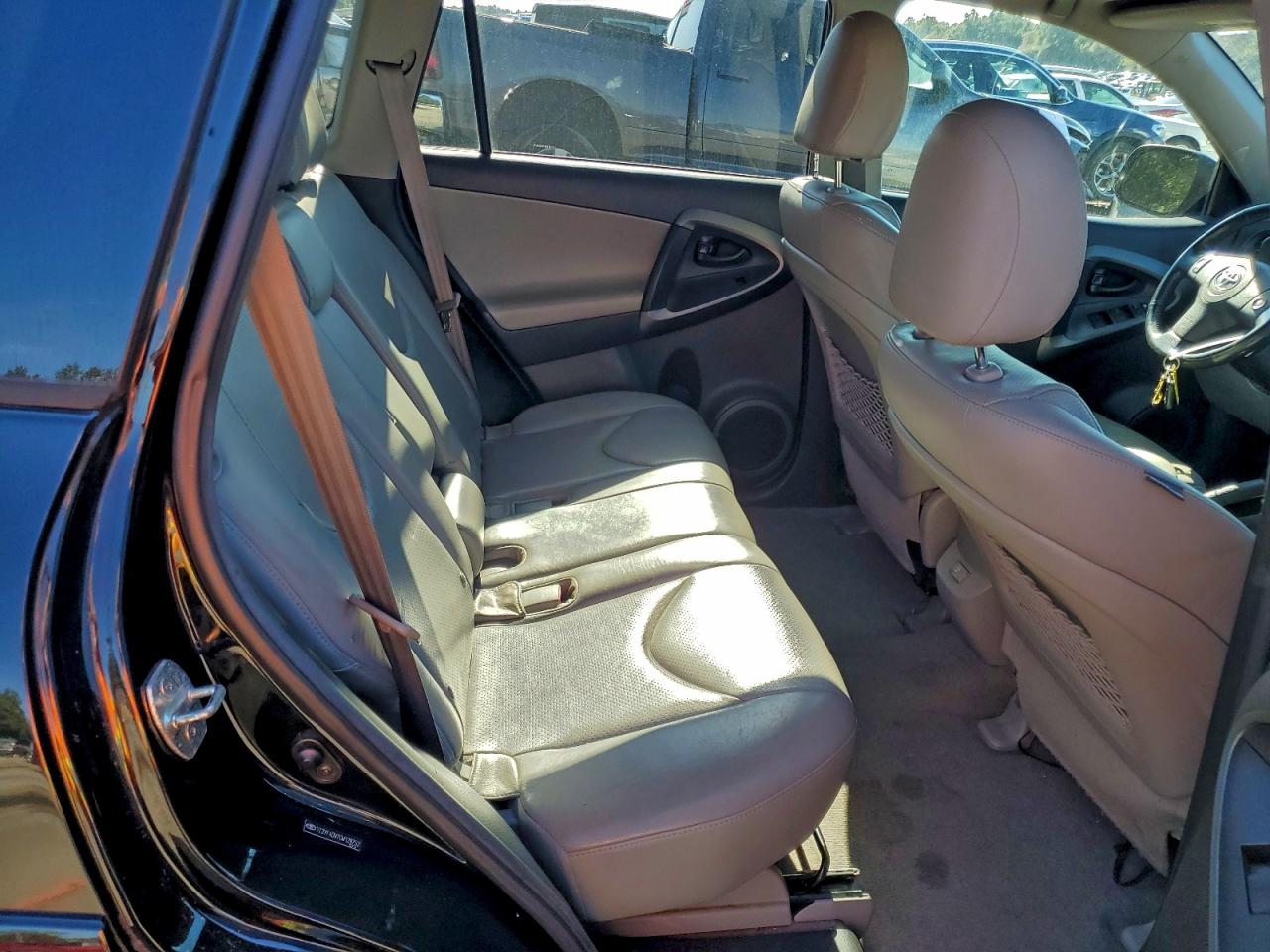 Toyota RAV4 Limited Image 6