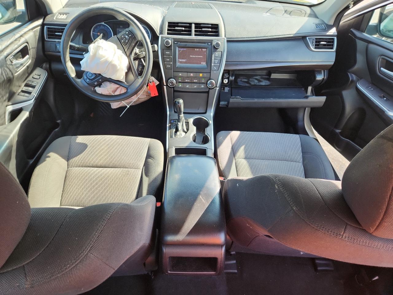 Toyota Camry Le Image 9