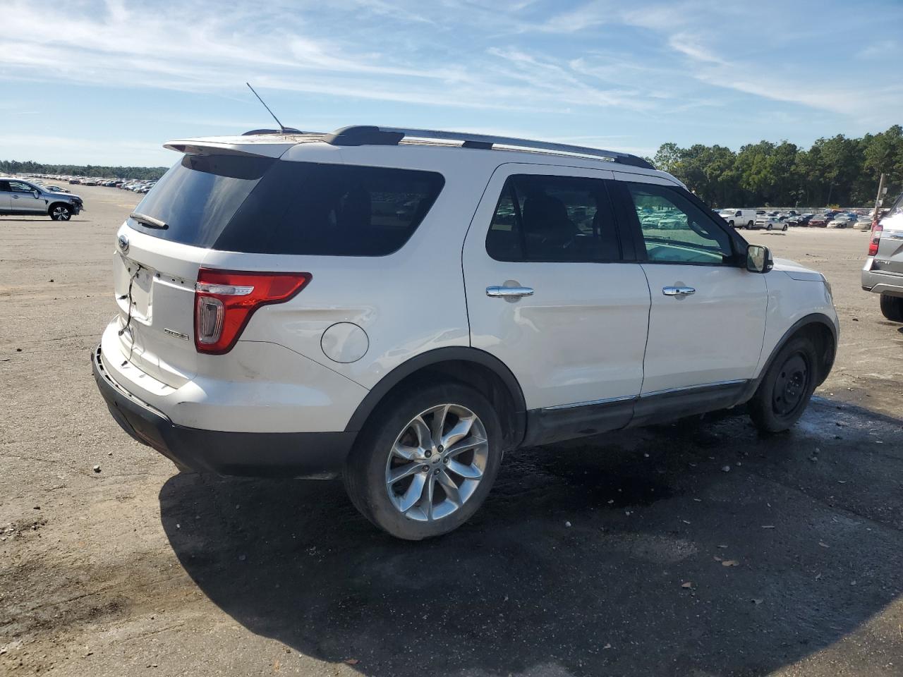 Ford Explorer Limited Image 13