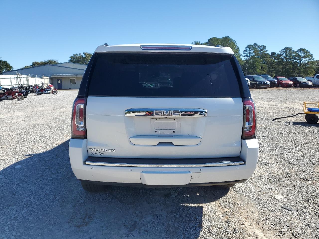 GMC Yukon Denali Image 6