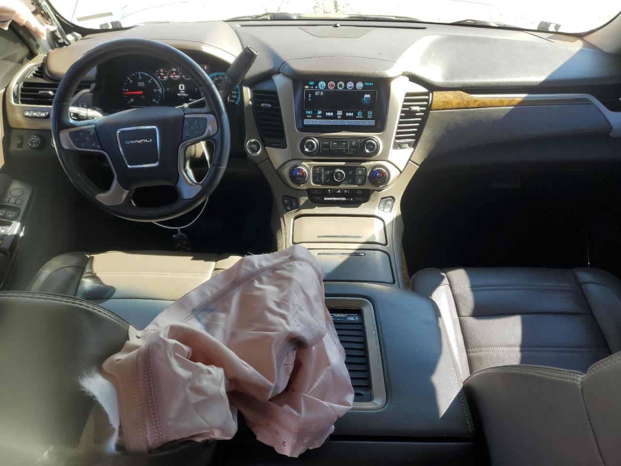 GMC Yukon Denali Image 5