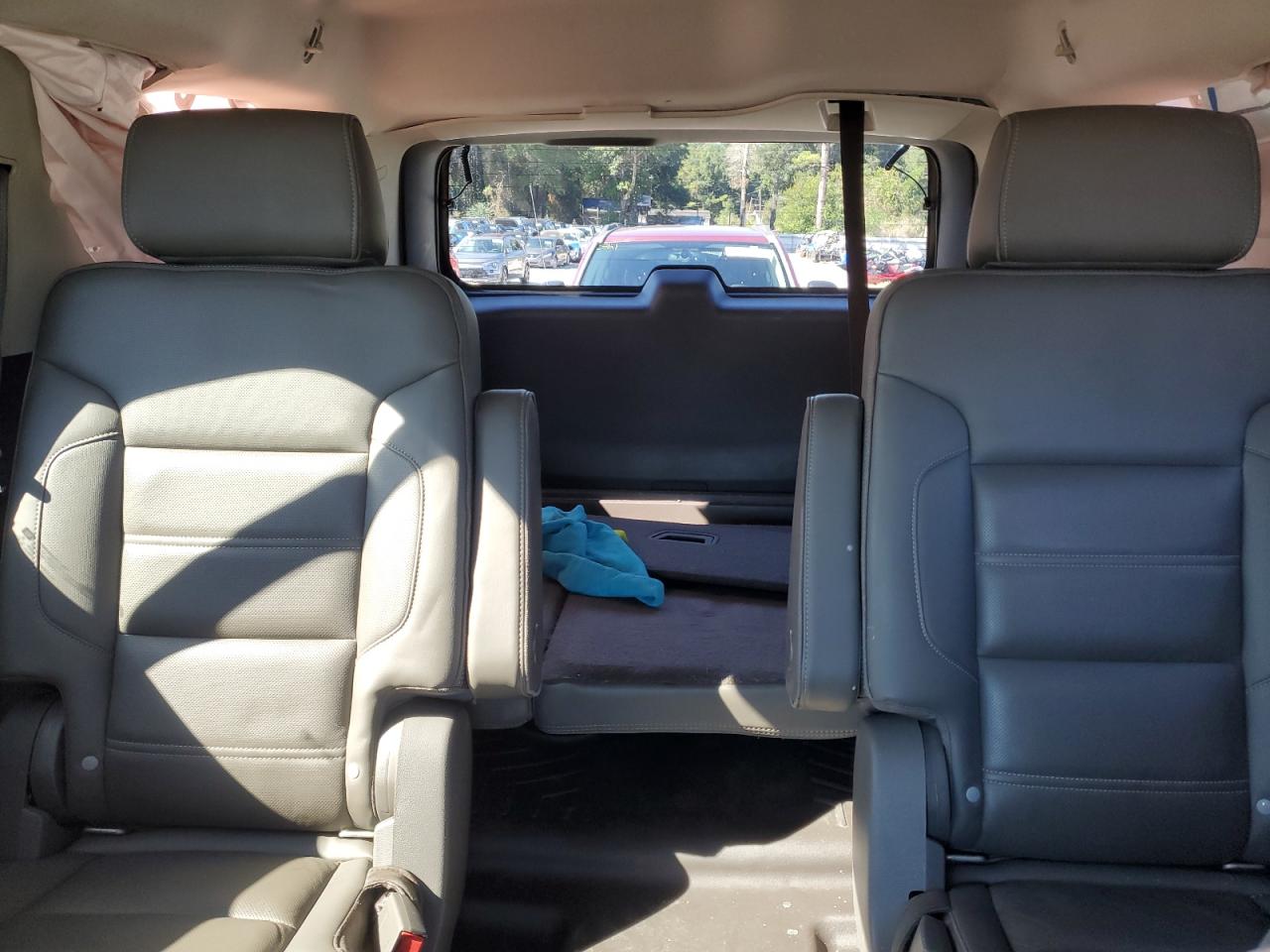 GMC Yukon Denali Image 13