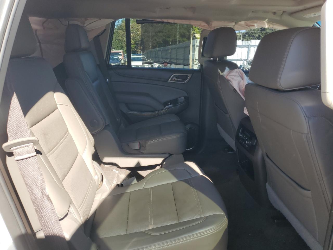 GMC Yukon Denali Image 12