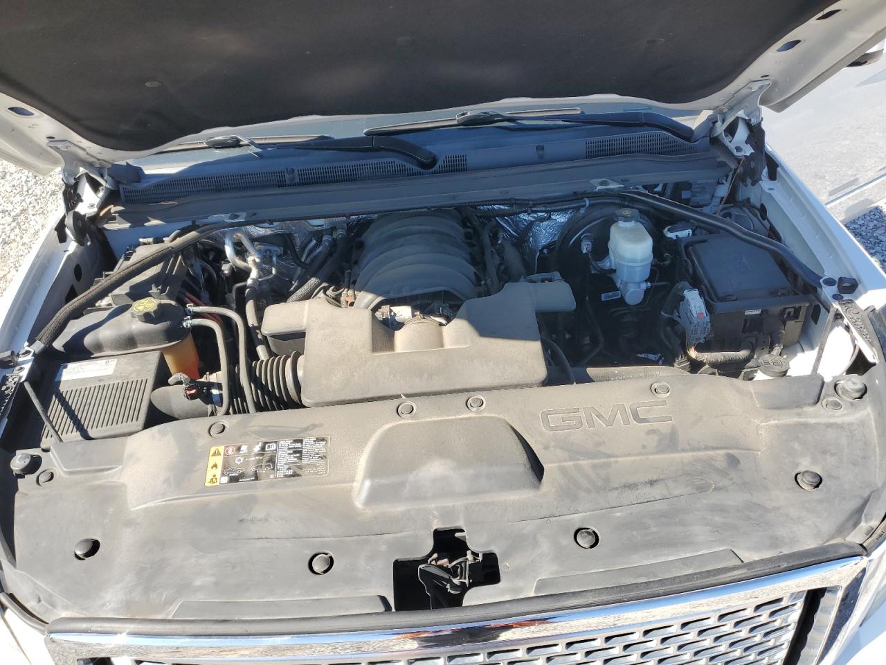 GMC Yukon Denali Image 4