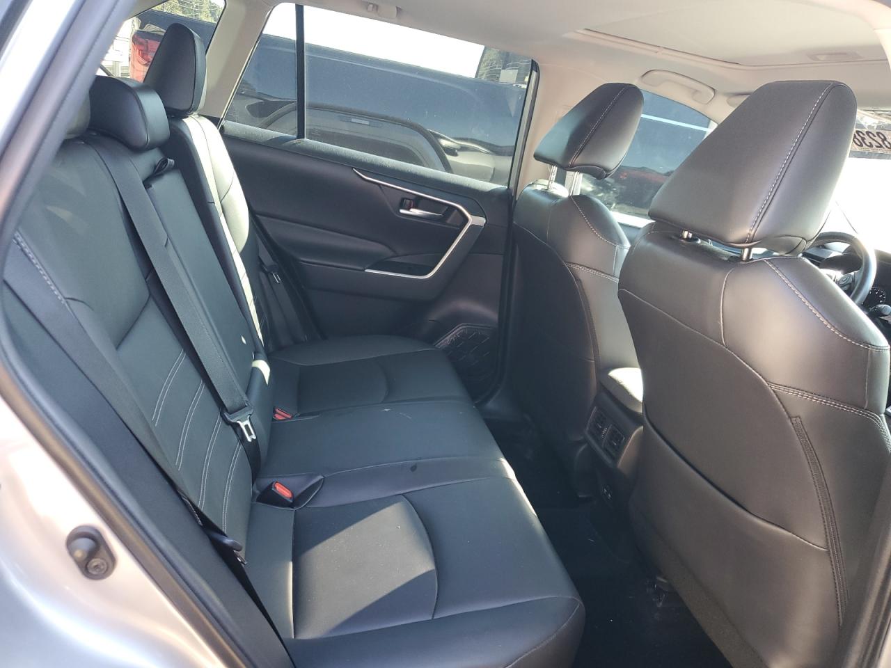 Toyota RAV4 Xle Premium Image 5