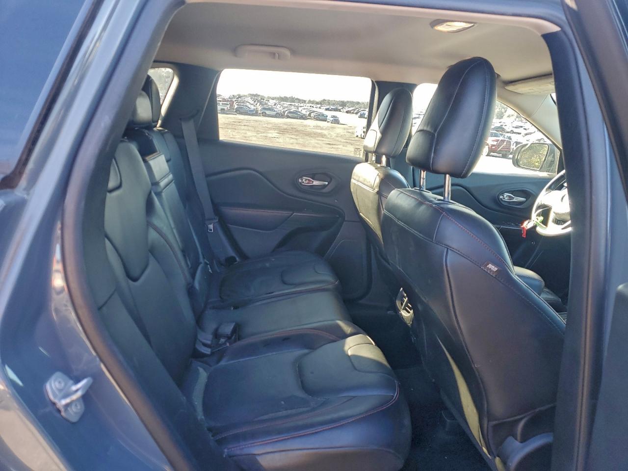 Jeep Cherokee Trailhawk Image 12