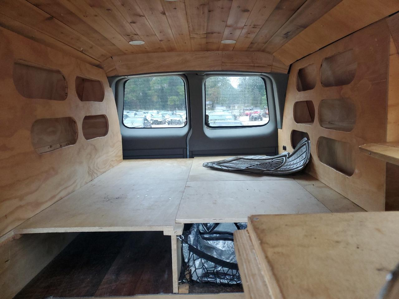 Chevrolet Suburban K1500 Image 12