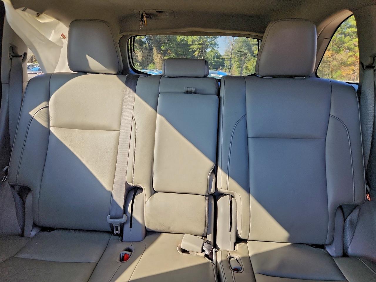 Toyota Highlander Se Image 10