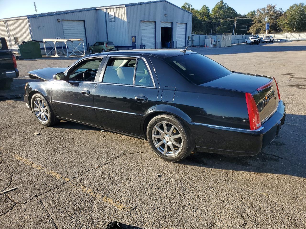 Cadillac DTS Image 4