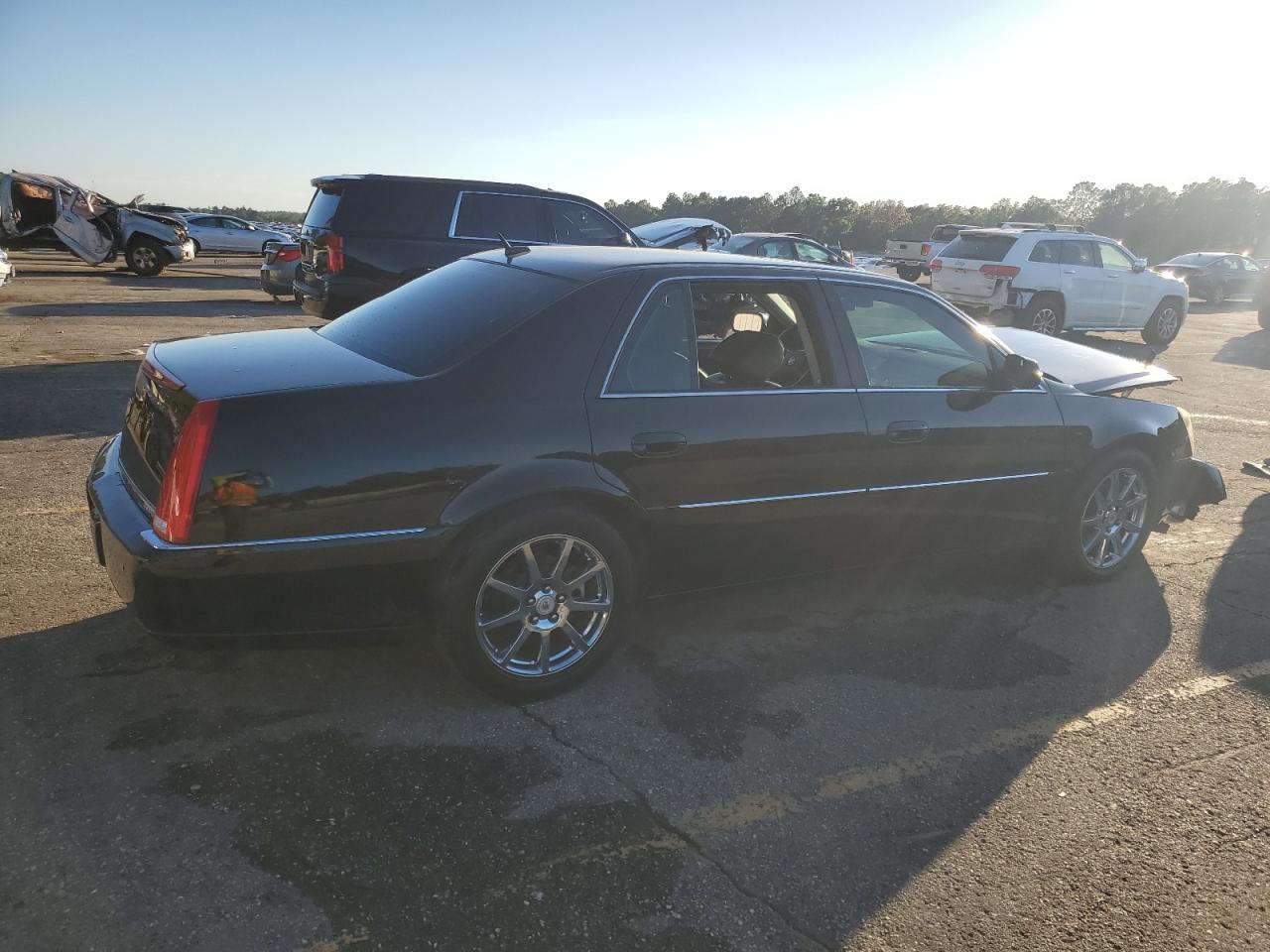 Cadillac DTS Image 3