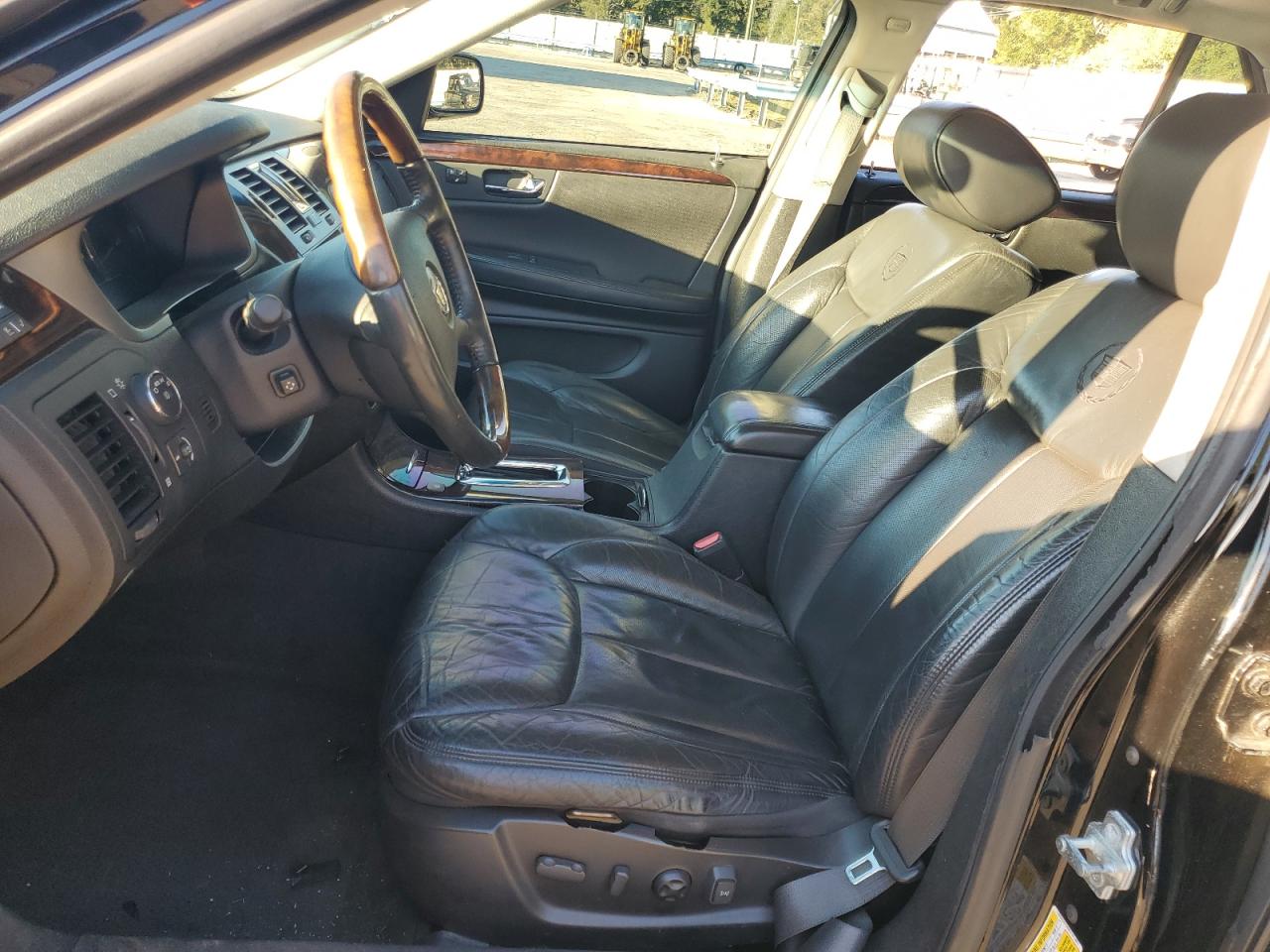 Cadillac DTS Image 10