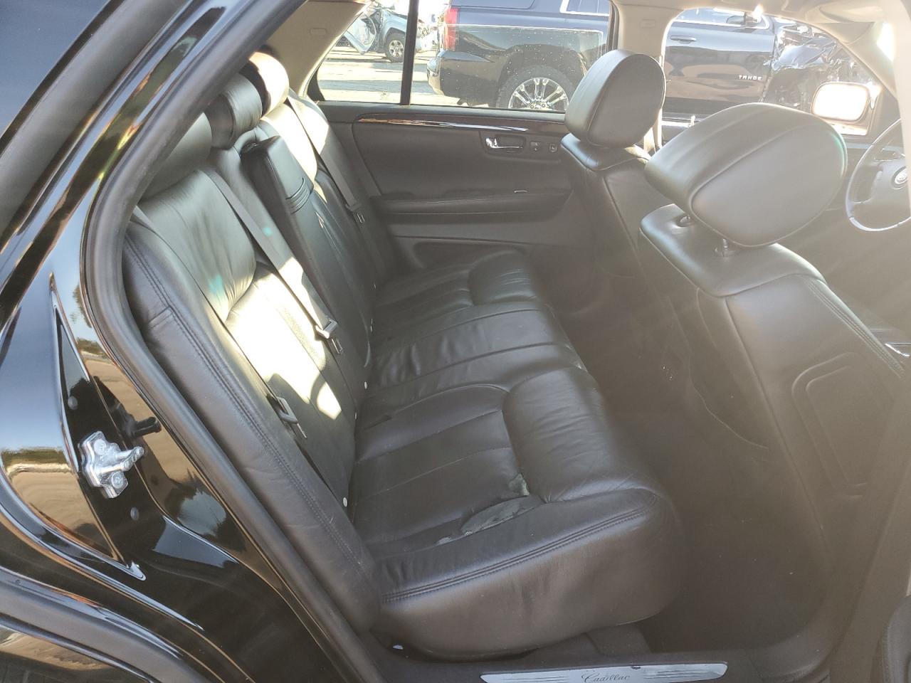 Cadillac DTS Image 9