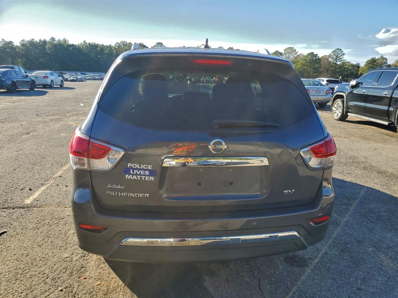 Nissan Pathfinder S Image 8