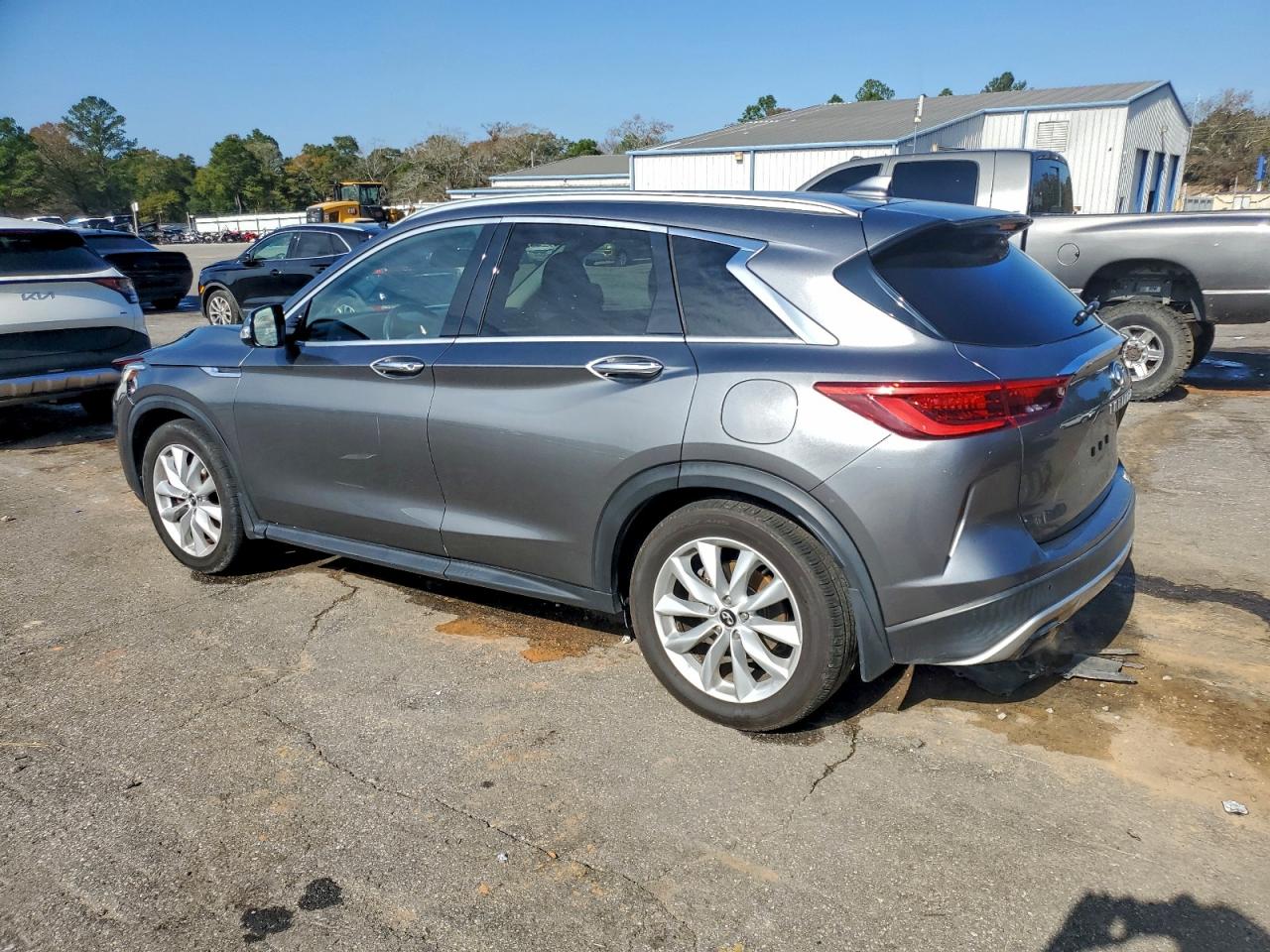 INFINITI Qx Essential Image 4