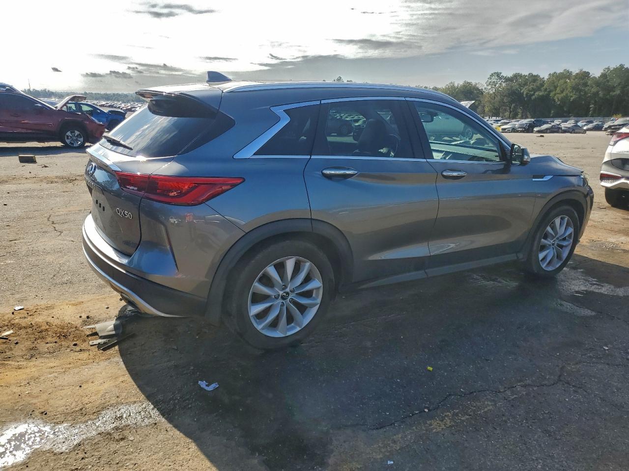 INFINITI Qx Essential Image 6