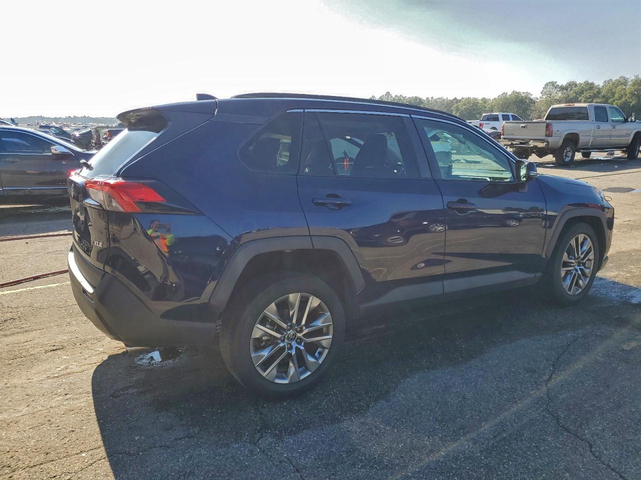 Toyota RAV4 Xle Premium Image 6