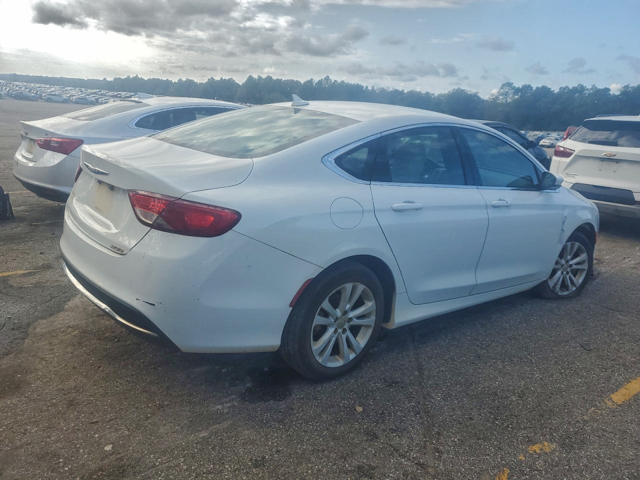 Chrysler 200 Limited Image 12