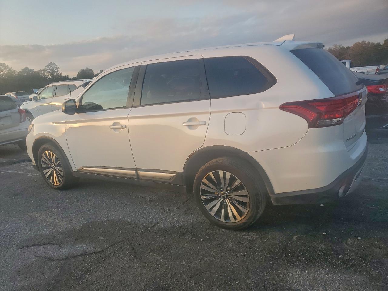 Mitsubishi Outlander Es Image 5