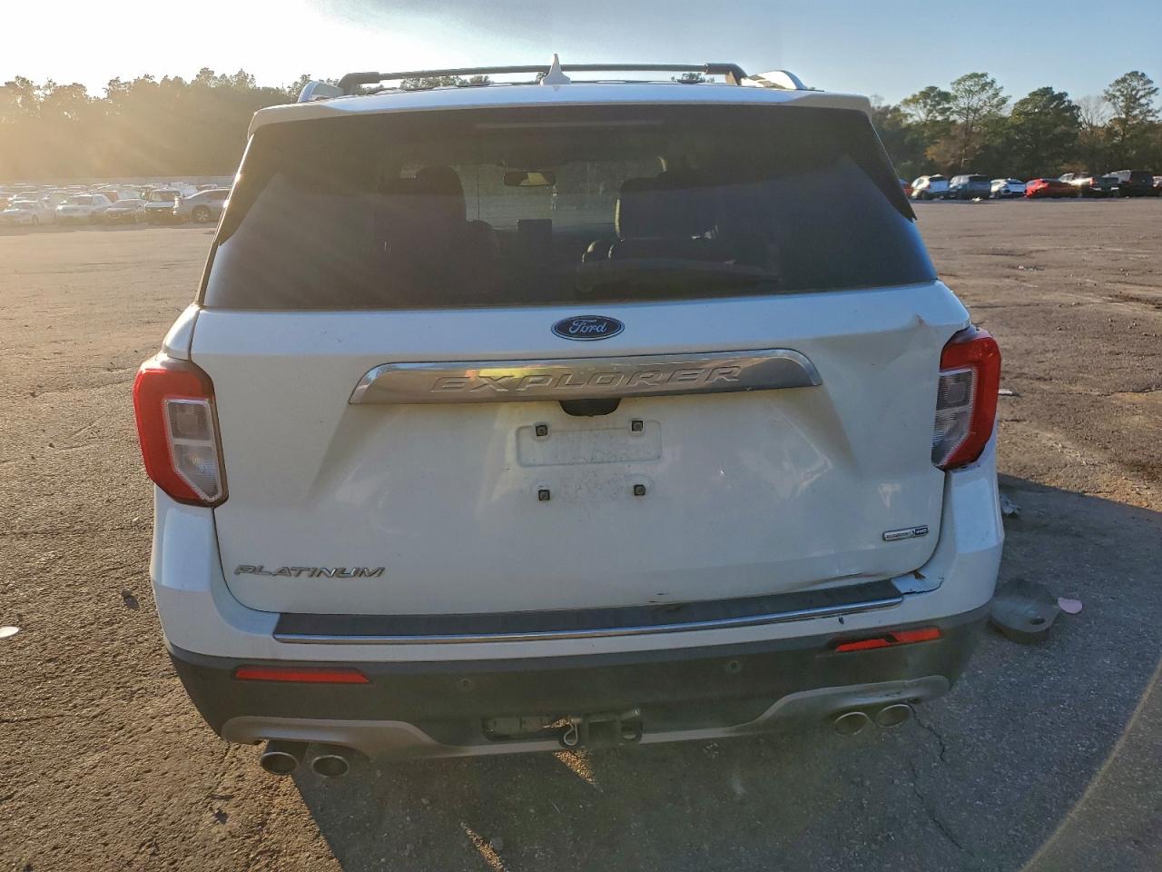 Ford Explorer Platinum Image 13