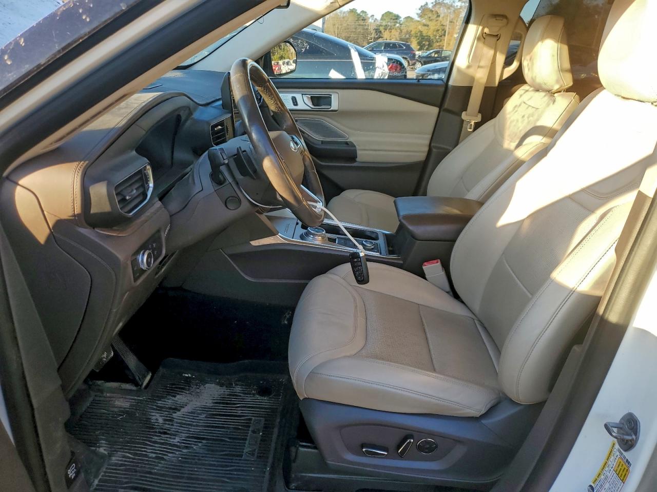 Ford Explorer Platinum Image 5