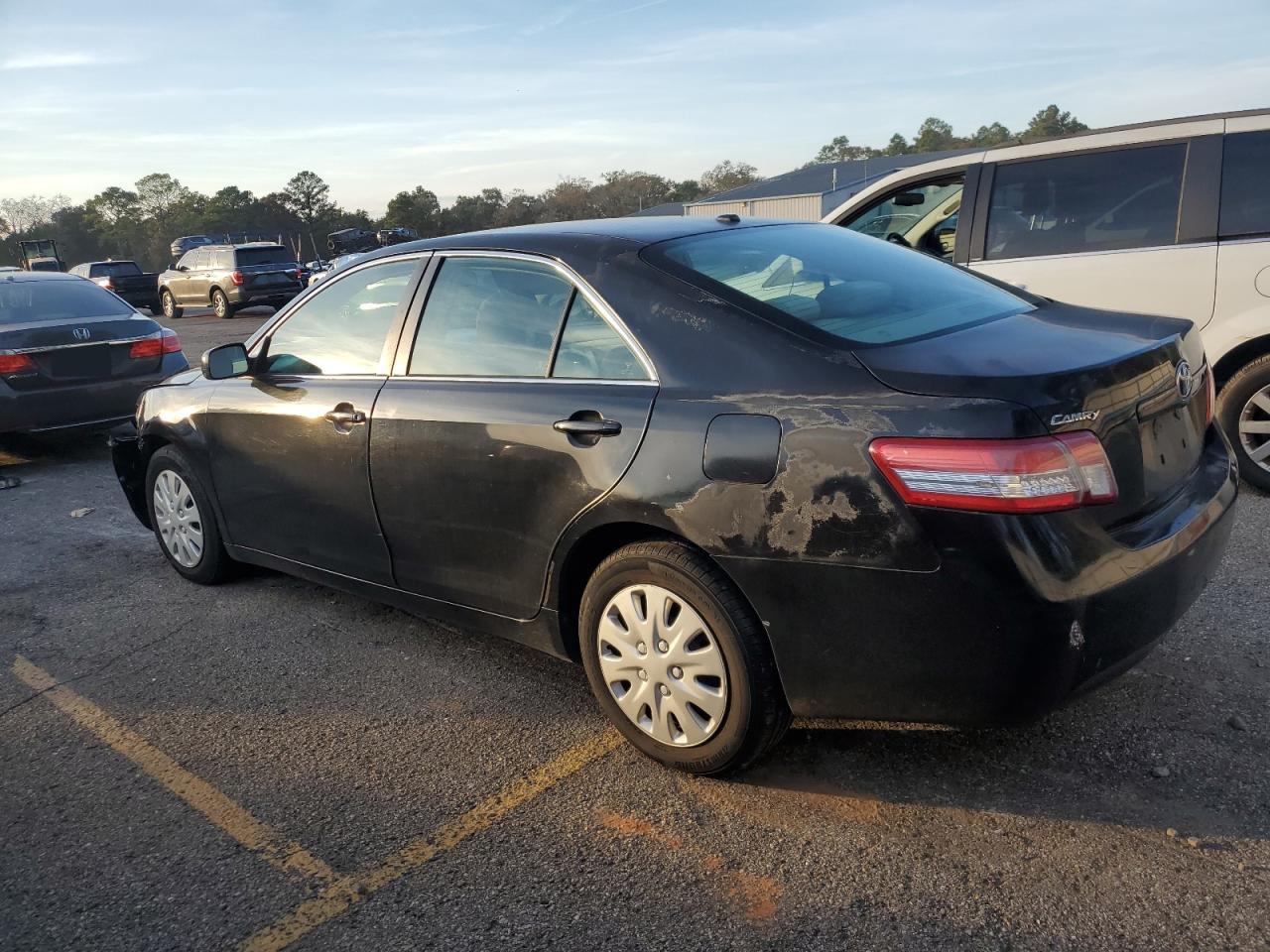 Toyota Camry Base Image 3