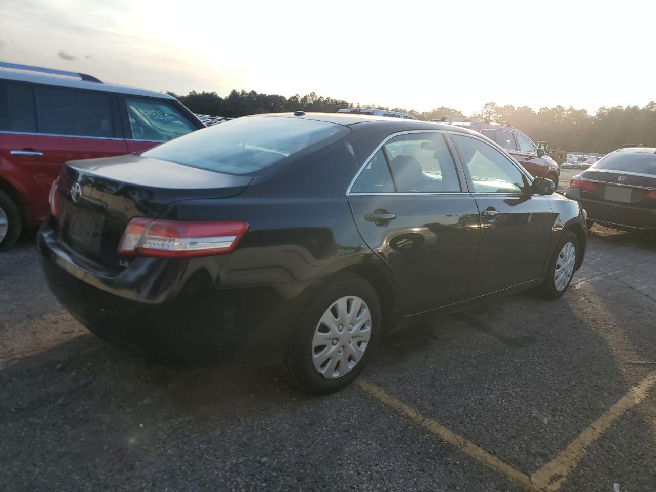 Toyota Camry Base Image 11