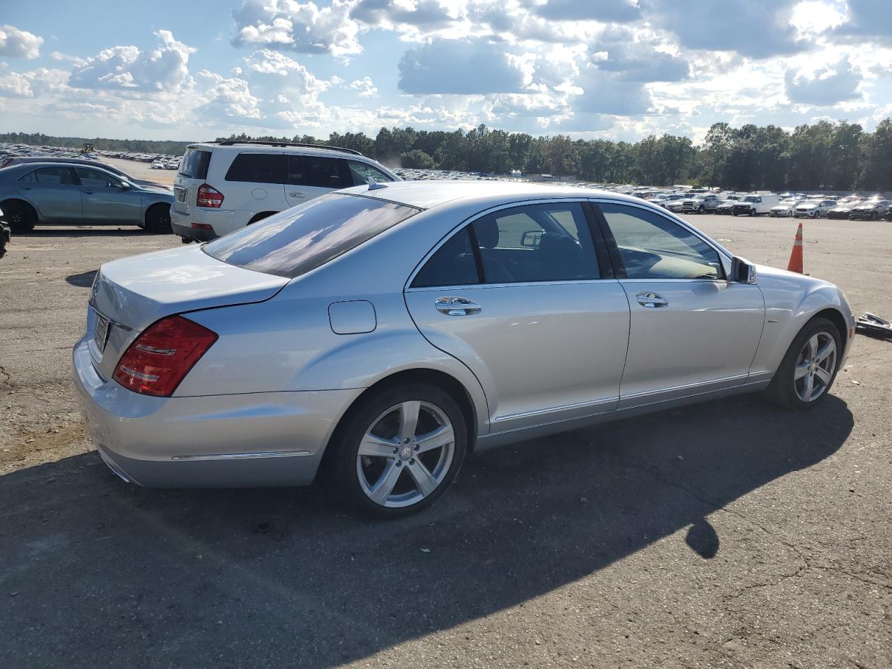 Mercedes-Benz S-Class 550 Image 4