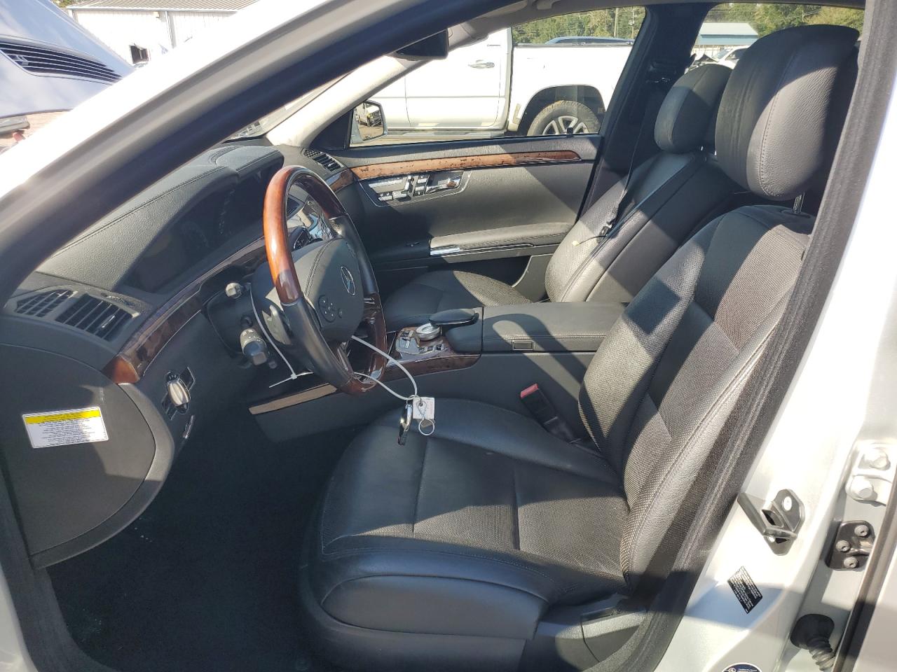 Mercedes-Benz S-Class 550 Image 2