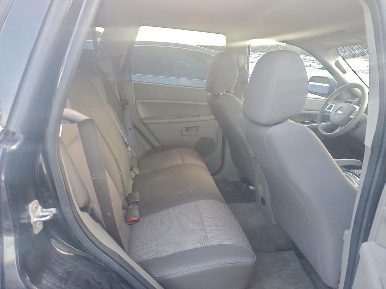 Jeep Grand Cherokee Laredo Image 11