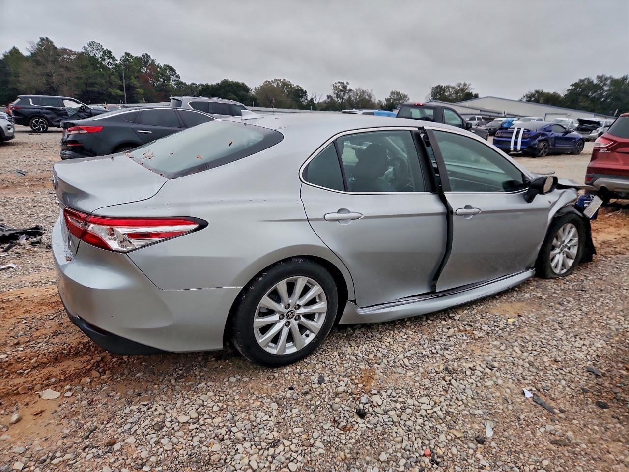 Toyota Camry Le Image 9