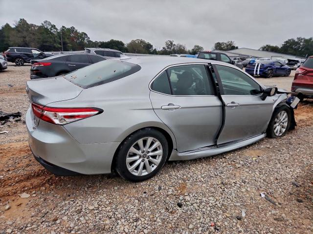 Toyota Camry Le Image 9